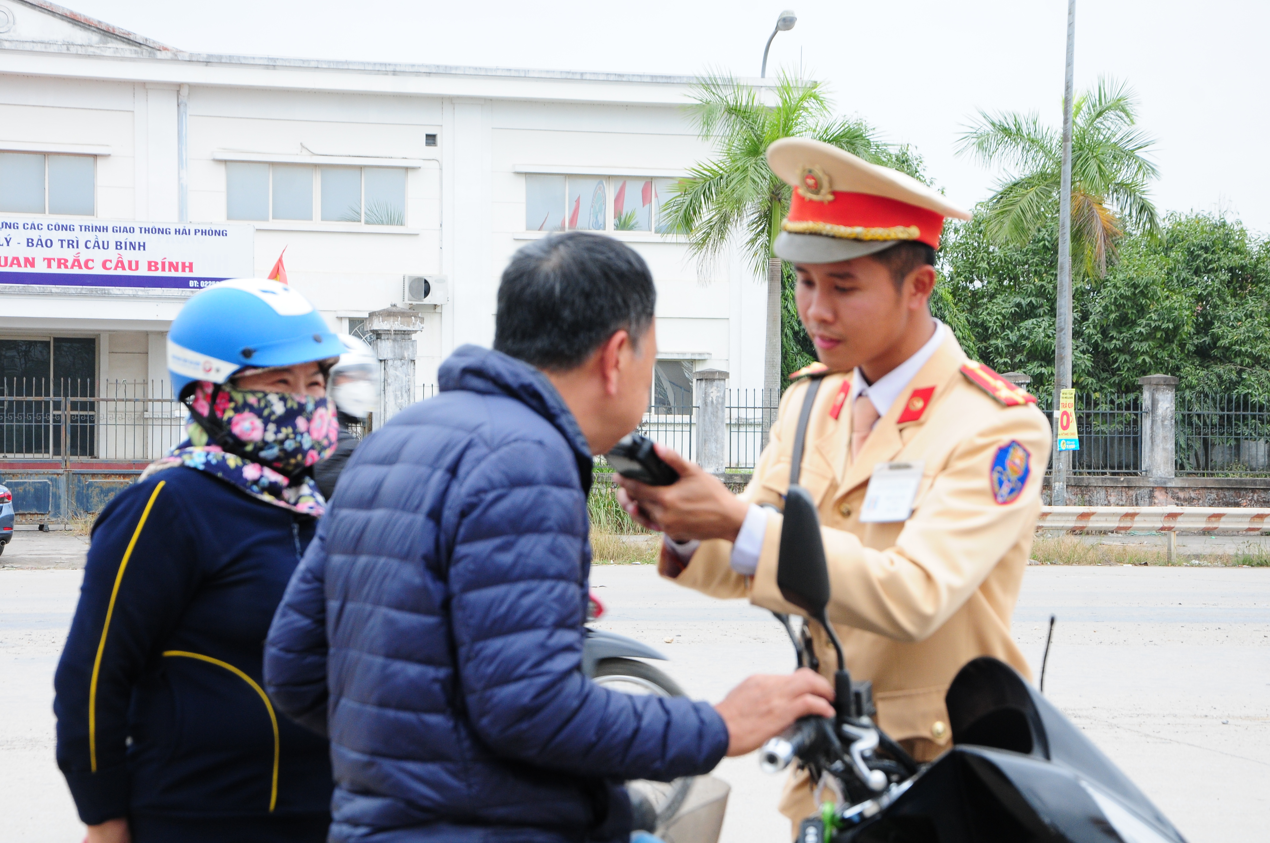 Phát hiện 2 người lái xe mô tô vi phạm về nồng độ cồn